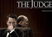 El juez junto al juzgado ahora en la pantalla grande
