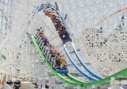 La reina de las montañas rusas es Twisted Colossus  y se inauguró en Six Flags, CA